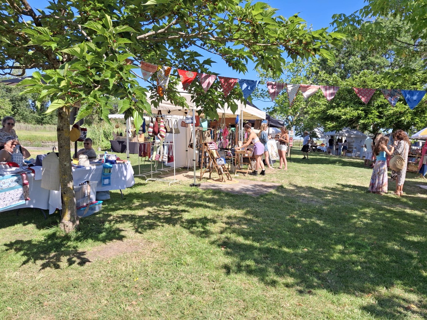Une brocante d’été à l’ombre des arbres, sur le site de La Maratte
